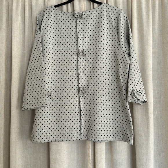 🩶 Talbots Woman top with silver metallic background & black polka dots. Size 2X. - Picture 3 of 10